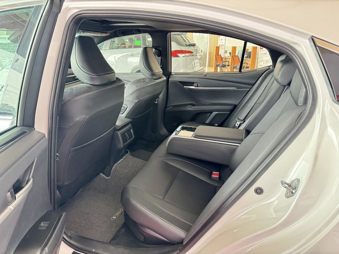 Toyota Camry lần đầu khuyến mãi chính hãng từ đầu năm: Giảm nhiều nhất gần 80 triệu đồng, dễ hút thêm khách khi Mazda6 đã ‘dọn đường’- Ảnh 5.