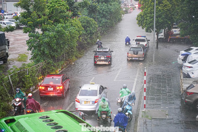Hà Nội phố thành sông, giao thông tê liệt, xe máy 'rồng rắn' leo cao tốc giữa biển nước- Ảnh 3.