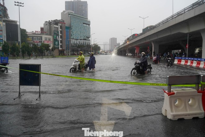 Hà Nội phố thành sông, giao thông tê liệt, xe máy 'rồng rắn' leo cao tốc giữa biển nước- Ảnh 4.