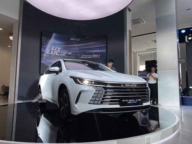 8 xe ra mắt Việt Nam tháng 10/2025: Rẻ nhất 520 triệu đồng, đắt nhất hơn 13 tỷ đồng, từ sedan đến SUV, đủ động cơ xăng điện và hybrid- Ảnh 11.