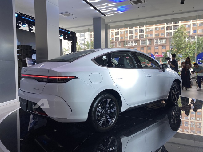 8 xe ra mắt Việt Nam tháng 10/2025: Rẻ nhất 520 triệu đồng, đắt nhất hơn 13 tỷ đồng, từ sedan đến SUV, đủ động cơ xăng điện và hybrid- Ảnh 12.