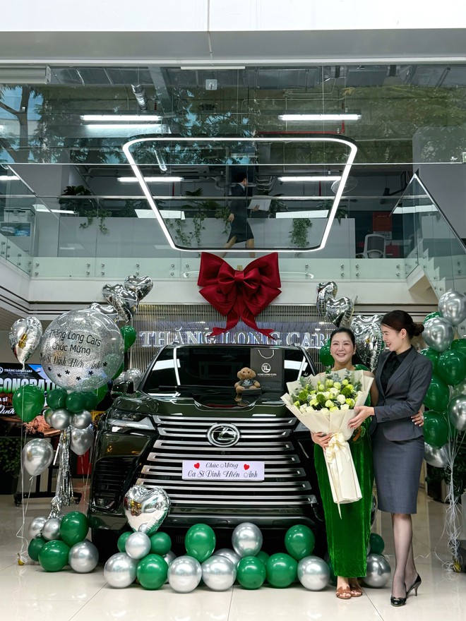 ‘Nữ hoàng phòng trà’ Đinh Hiền Anh sắm Lexus LX 600 sau 3 năm sử dụng RX: Xe màu hiếm, giá có thể tới gần 10 tỷ đồng- Ảnh 2.