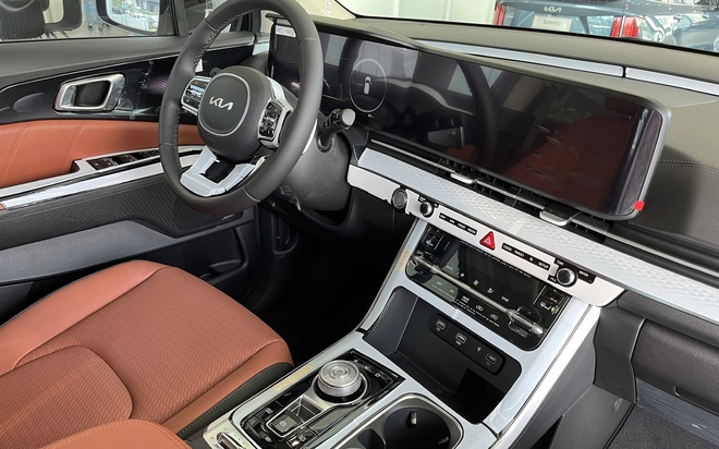 Kia Carnival máy xăng dọn kho giảm giá gần 400 triệu đồng tại đại lý, chạy đều 100km/ngày thì tiền tiết kiệm đủ đổ xăng 6 năm- Ảnh 5. Kia Carnival máy xăng dọn kho giảm giá gần 400 triệu đồng tại đại lý, chạy đều 100km/ngày thì tiền tiết kiệm đủ đổ xăng 6 năm- Ảnh 5.