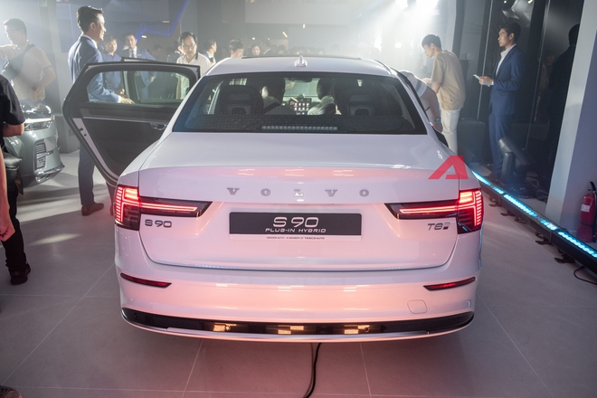 Chi tiết Volvo S90 mới vừa ra mắt Việt Nam: 2,75 tỷ đồng, rẻ hơn gần 150 triệu, thiết kế đẹp lên trông thấy, có màn hình Google- Ảnh 5. Chi tiết Volvo S90 mới vừa ra mắt Việt Nam: 2,75 tỷ đồng, rẻ hơn gần 150 triệu, thiết kế đẹp lên trông thấy, có màn hình Google- Ảnh 5.
