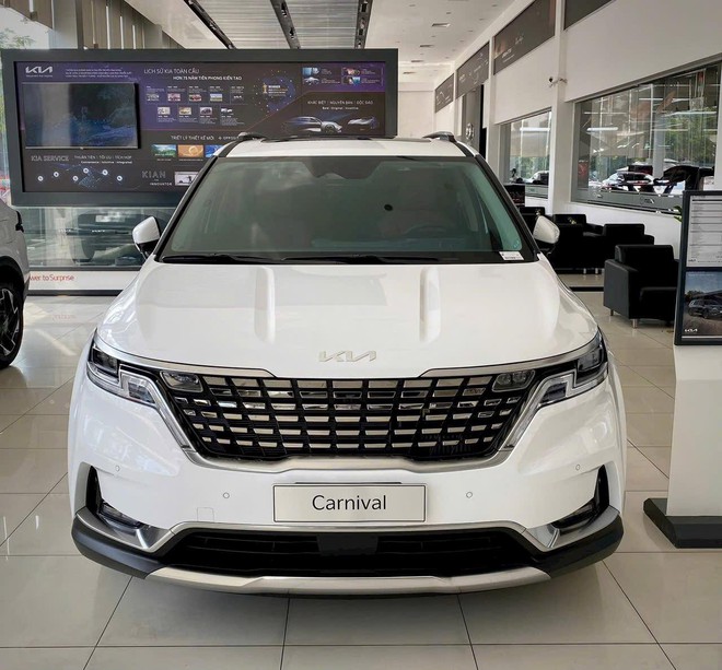 Kia Carnival giảm giá tới 100 triệu tại đại lý, giá thực tế chỉ ngang xe đã qua sử dụng- Ảnh 4.