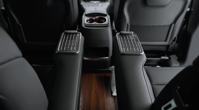 Vừa sắm Mercedes-Benz V-Class mới cứng giá 4 tỷ đồng, chủ xe cho độ lại 4 ghế 'chủ tịch' vì 'không muốn 4 người con phải chịu thiệt'- Ảnh 5.