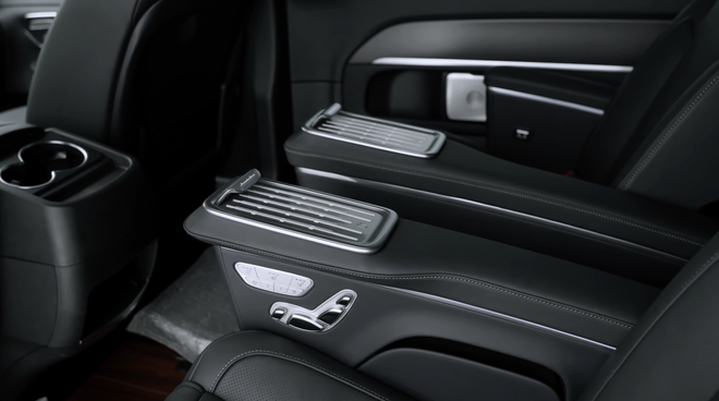 Vừa sắm Mercedes-Benz V-Class mới cứng giá 4 tỷ đồng, chủ xe cho độ lại 4 ghế 'chủ tịch' vì 'không muốn 4 người con phải chịu thiệt'- Ảnh 4.