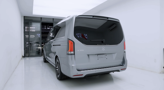 Vừa sắm Mercedes-Benz V-Class mới cứng giá 4 tỷ đồng, chủ xe cho độ lại 4 ghế 'chủ tịch' vì 'không muốn 4 người con phải chịu thiệt'- Ảnh 9.