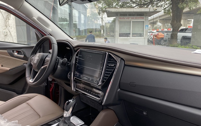 Isuzu mu-X giảm giá tới 330 triệu đồng tại đại lý: Bản rẻ nhất từ 760 triệu, tiệm cận phân khúc B, người mua phải đánh đổi 2 thứ- Ảnh 7. Isuzu mu-X giảm giá tới 330 triệu đồng tại đại lý: Bản rẻ nhất từ 760 triệu, tiệm cận phân khúc B, người mua phải đánh đổi 2 thứ- Ảnh 7.