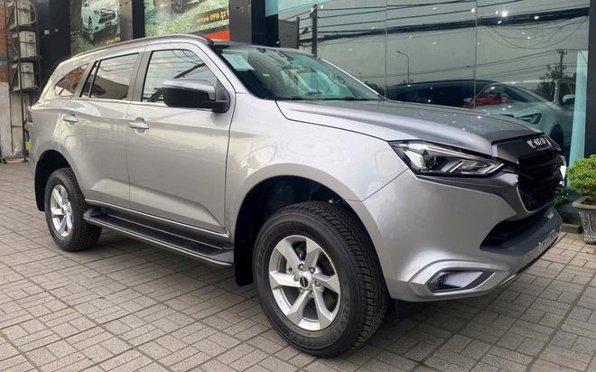 Isuzu mu-X giảm giá tới 330 triệu đồng tại đại lý: Bản rẻ nhất từ 760 triệu, tiệm cận phân khúc B, người mua phải đánh đổi 2 thứ- Ảnh 5. Isuzu mu-X giảm giá tới 330 triệu đồng tại đại lý: Bản rẻ nhất từ 760 triệu, tiệm cận phân khúc B, người mua phải đánh đổi 2 thứ- Ảnh 5.