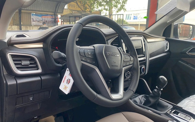 Isuzu mu-X giảm giá tới 330 triệu đồng tại đại lý: Bản rẻ nhất từ 760 triệu, tiệm cận phân khúc B, người mua phải đánh đổi 2 thứ- Ảnh 8. Isuzu mu-X giảm giá tới 330 triệu đồng tại đại lý: Bản rẻ nhất từ 760 triệu, tiệm cận phân khúc B, người mua phải đánh đổi 2 thứ- Ảnh 8.