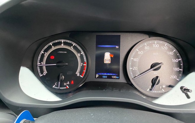 Lộ thông tin Toyota Innova Cross bản giá rẻ: Thấp hơn 755 triệu, mâm xe, đồng hồ và màn hình nhỏ hơn, không ADAS nhưng có ga tự động, 6 túi khí, 8 cảm biến- Ảnh 6.