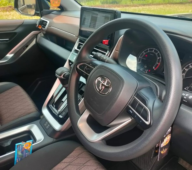 Lộ thông tin Toyota Innova Cross bản giá rẻ: Thấp hơn 755 triệu, mâm xe, đồng hồ và màn hình nhỏ hơn, không ADAS nhưng có ga tự động, 6 túi khí, 8 cảm biến- Ảnh 5.