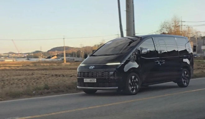 Hyundai Staria 2026 lộ diện trên đường thử: Ngang cỡ Kia Carnival, cần số núm xoay giống Santa Fe- Ảnh 1. Hyundai Staria 2026 lộ diện trên đường thử: Ngang cỡ Kia Carnival, cần số núm xoay giống Santa Fe- Ảnh 1.