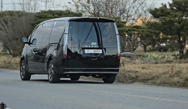 Hyundai Staria 2026 lộ diện trên đường thử: Ngang cỡ Kia Carnival, cần số núm xoay giống Santa Fe- Ảnh 2. Hyundai Staria 2026 lộ diện trên đường thử: Ngang cỡ Kia Carnival, cần số núm xoay giống Santa Fe- Ảnh 2.