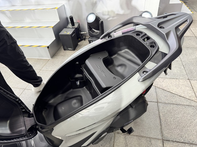 Honda SH 2026 ra mắt Việt Nam: Giá từ gần 78 triệu đồng, màn hình mới, thêm sạc USB-C- Ảnh 8.