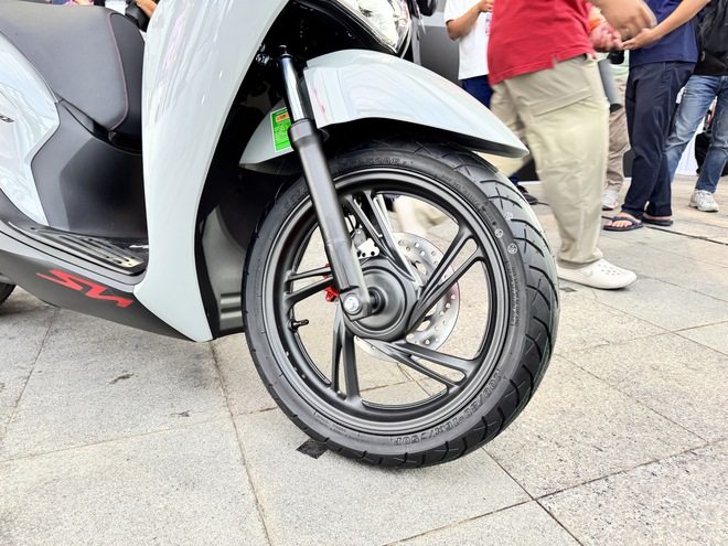 Honda SH 2026 ra mắt Việt Nam: Giá từ gần 78 triệu đồng, màn hình mới, thêm sạc USB-C- Ảnh 7.