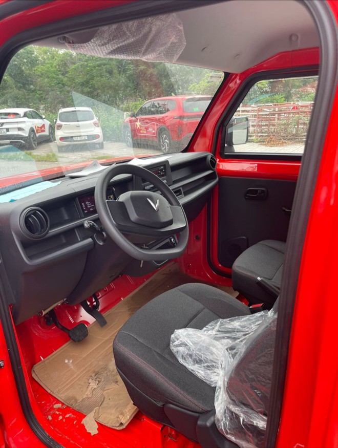 VinFast EC Van lần đầu lộ rõ nội thất: Thiết kế tối giản tương đồng VF 3, nâng/hạ kính bằng điện- Ảnh 5.