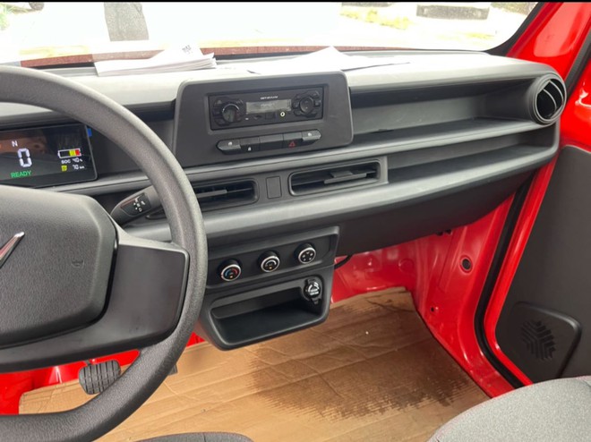 VinFast EC Van lần đầu lộ rõ nội thất: Thiết kế tối giản tương đồng VF 3, nâng/hạ kính bằng điện- Ảnh 4.