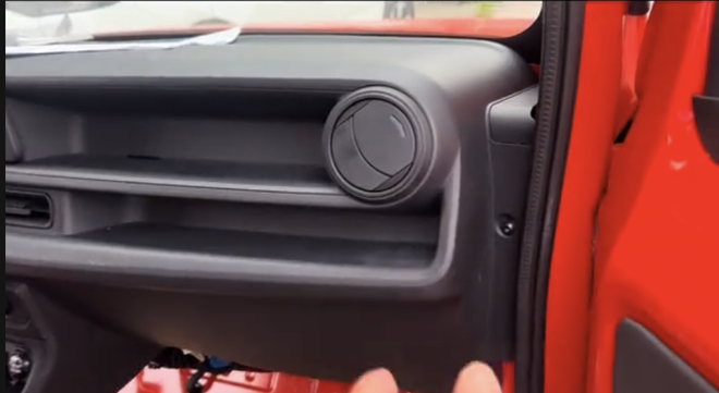 VinFast EC Van lần đầu lộ rõ nội thất: Thiết kế tối giản tương đồng VF 3, nâng/hạ kính bằng điện- Ảnh 7.