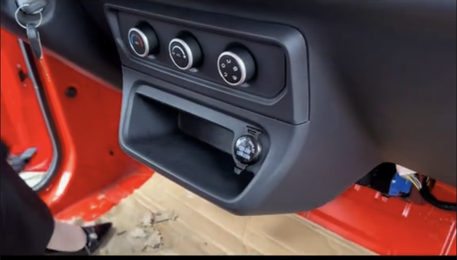 VinFast EC Van lần đầu lộ rõ nội thất: Thiết kế tối giản tương đồng VF 3, nâng/hạ kính bằng điện- Ảnh 6.