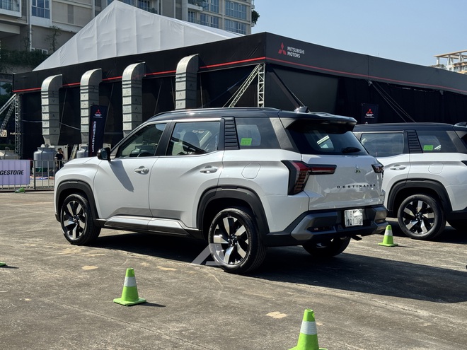 So sánh 2 phiên bản Mitsubishi Destinator vừa ra mắt: Chênh 75 triệu đồng, đánh đổi ADAS, camera 360 độ và loa Yamaha- Ảnh 12. So sánh 2 phiên bản Mitsubishi Destinator vừa ra mắt: Chênh 75 triệu đồng, đánh đổi ADAS, camera 360 độ và loa Yamaha- Ảnh 12.