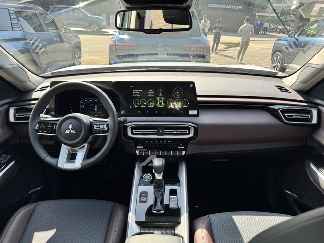 So sánh 2 phiên bản Mitsubishi Destinator vừa ra mắt: Chênh 75 triệu đồng, đánh đổi ADAS, camera 360 độ và loa Yamaha- Ảnh 6. So sánh 2 phiên bản Mitsubishi Destinator vừa ra mắt: Chênh 75 triệu đồng, đánh đổi ADAS, camera 360 độ và loa Yamaha- Ảnh 6.