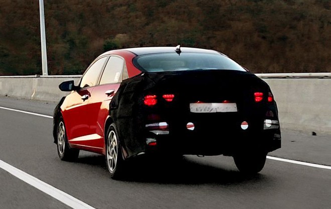 Hyundai Accent facelift lộ ảnh chạy thử: Nâng cấp nội ngoại thất, có thể thêm ADAS, động cơ giữ nguyên- Ảnh 2. Hyundai Accent facelift lộ ảnh chạy thử: Nâng cấp nội ngoại thất, có thể thêm ADAS, động cơ giữ nguyên- Ảnh 2.