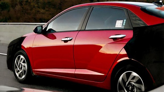 Hyundai Accent facelift lộ ảnh chạy thử: Nâng cấp nội ngoại thất, có thể thêm ADAS, động cơ giữ nguyên- Ảnh 3. Hyundai Accent facelift lộ ảnh chạy thử: Nâng cấp nội ngoại thất, có thể thêm ADAS, động cơ giữ nguyên- Ảnh 3.