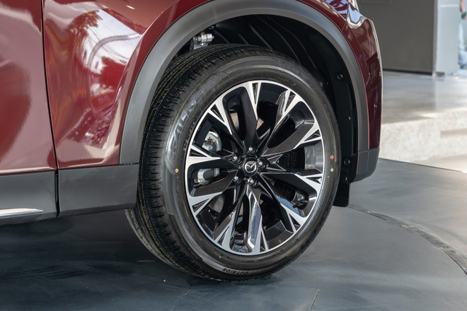 Ảnh thực tế các phiên bản Mazda CX-60, CX-90 tại Việt Nam: Phân biệt được từ ngoại hình, động cơ khác biệt, đều có ADAS- Ảnh 10. Ảnh thực tế các phiên bản Mazda CX-60, CX-90 tại Việt Nam: Phân biệt được từ ngoại hình, động cơ khác biệt, đều có ADAS- Ảnh 10.