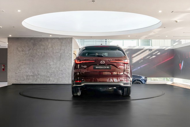 Ảnh thực tế các phiên bản Mazda CX-60, CX-90 tại Việt Nam: Phân biệt được từ ngoại hình, động cơ khác biệt, đều có ADAS- Ảnh 8. Ảnh thực tế các phiên bản Mazda CX-60, CX-90 tại Việt Nam: Phân biệt được từ ngoại hình, động cơ khác biệt, đều có ADAS- Ảnh 8.