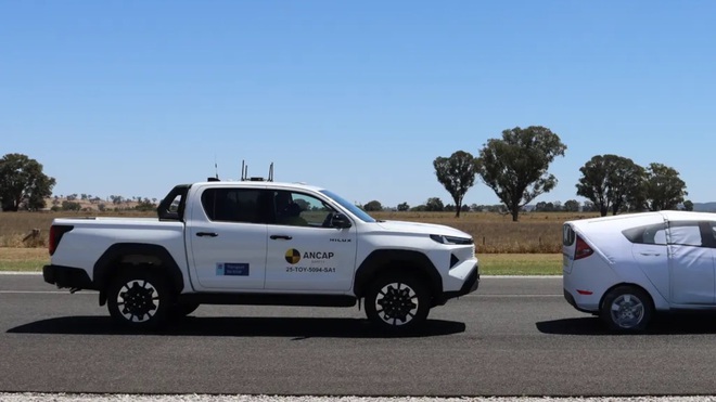 Clip này cho thấy Toyota Hilux 2026 sắp bán tại Việt Nam an toàn thế nào khi bị đâm bẹp đầu và hông với cả người lớn và trẻ em ngồi trong- Ảnh 8. Clip này cho thấy Toyota Hilux 2026 sắp bán tại Việt Nam an toàn thế nào khi bị đâm bẹp đầu và hông với cả người lớn và trẻ em ngồi trong- Ảnh 8.