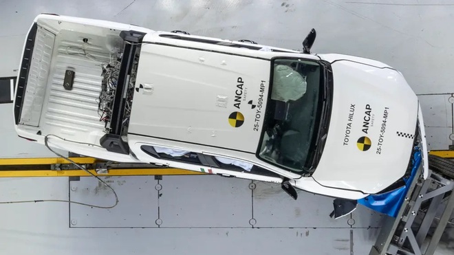 Clip này cho thấy Toyota Hilux 2026 sắp bán tại Việt Nam an toàn thế nào khi bị đâm bẹp đầu và hông với cả người lớn và trẻ em ngồi trong- Ảnh 3. Clip này cho thấy Toyota Hilux 2026 sắp bán tại Việt Nam an toàn thế nào khi bị đâm bẹp đầu và hông với cả người lớn và trẻ em ngồi trong- Ảnh 3.