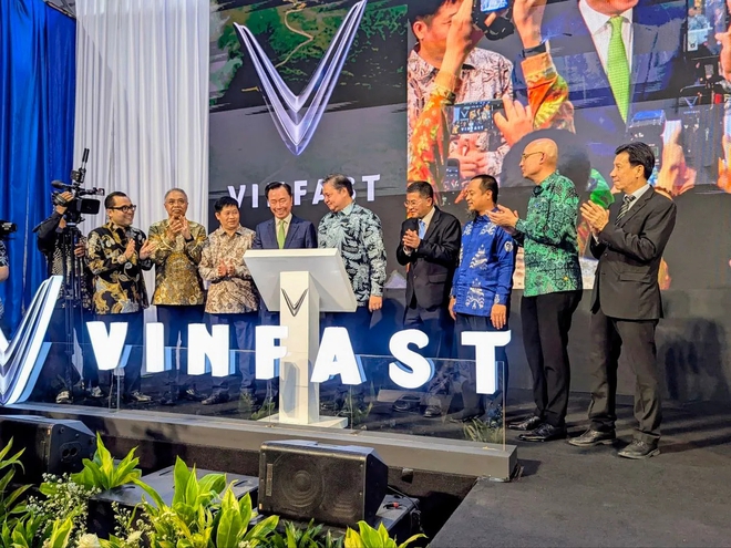 Bên trong nhà máy hơn 26.000 tỷ đồng của VinFast tại Indonesia: Tràn ngập VF 3, sẽ sản xuất VF 5, VF 6, VF 7, có thể thêm cả Limo Green năm sau- Ảnh 1. Bên trong nhà máy hơn 26.000 tỷ đồng của VinFast tại Indonesia: Tràn ngập VF 3, sẽ sản xuất VF 5, VF 6, VF 7, có thể thêm cả Limo Green năm sau- Ảnh 1.
