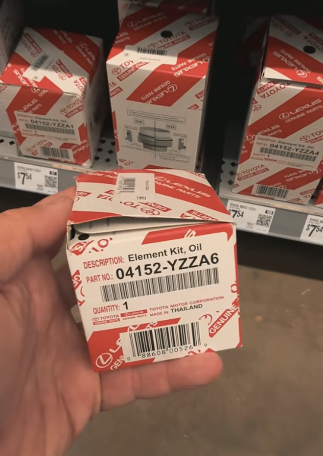 Mua lọc dầu xe Toyota ở siêu thị, chủ xe ngỡ ngàng vì bị tráo đồ đểu bên trong- Ảnh 1. Mua lọc dầu xe Toyota ở siêu thị, chủ xe ngỡ ngàng vì bị tráo đồ đểu bên trong- Ảnh 1.