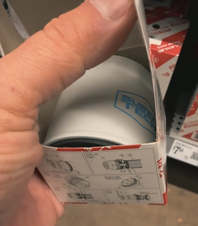 Mua lọc dầu xe Toyota ở siêu thị, chủ xe ngỡ ngàng vì bị tráo đồ đểu bên trong- Ảnh 2. Mua lọc dầu xe Toyota ở siêu thị, chủ xe ngỡ ngàng vì bị tráo đồ đểu bên trong- Ảnh 2.