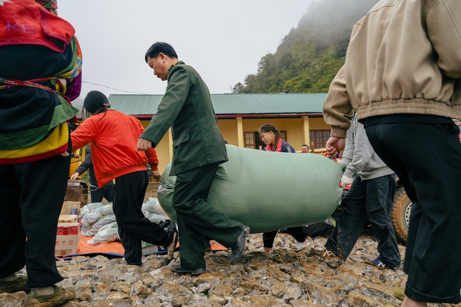 Ford Ranger vượt địa h&igrave;nh &lsquo;kh&ocirc;ng cho ph&eacute;p sự chủ quan&rsquo;, tới Cao Bằng hỗ trợ người d&acirc;n gặp kh&oacute; khăn- Ảnh 16.