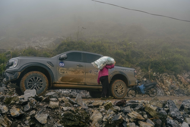 Ford Ranger vượt địa h&igrave;nh &lsquo;kh&ocirc;ng cho ph&eacute;p sự chủ quan&rsquo;, tới Cao Bằng hỗ trợ người d&acirc;n gặp kh&oacute; khăn- Ảnh 5.