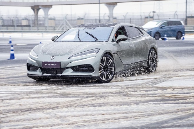 Tôi sang Trung Quốc trải nghiệm đường đua khổng lồ phủ trong tuyết dày của BYD: Leo dốc cát, bơi trong nước, nghiêng 30 độ đều trong ‘1 nốt nhạc’- Ảnh 21.