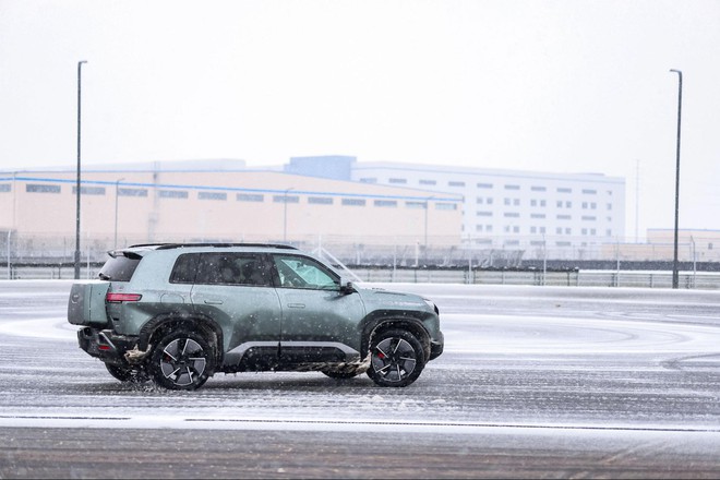Tôi sang Trung Quốc trải nghiệm đường đua khổng lồ phủ trong tuyết dày của BYD: Leo dốc cát, bơi trong nước, nghiêng 30 độ đều trong ‘1 nốt nhạc’- Ảnh 14.