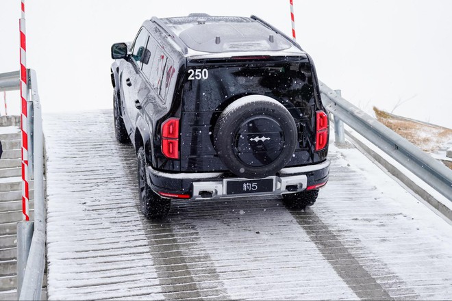 Tôi sang Trung Quốc trải nghiệm đường đua khổng lồ phủ trong tuyết dày của BYD: Leo dốc cát, bơi trong nước, nghiêng 30 độ đều trong ‘1 nốt nhạc’- Ảnh 24.