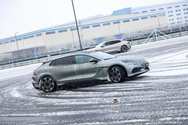 Tôi sang Trung Quốc trải nghiệm đường đua khổng lồ phủ trong tuyết dày của BYD: Leo dốc cát, bơi trong nước, nghiêng 30 độ đều trong ‘1 nốt nhạc’- Ảnh 16.