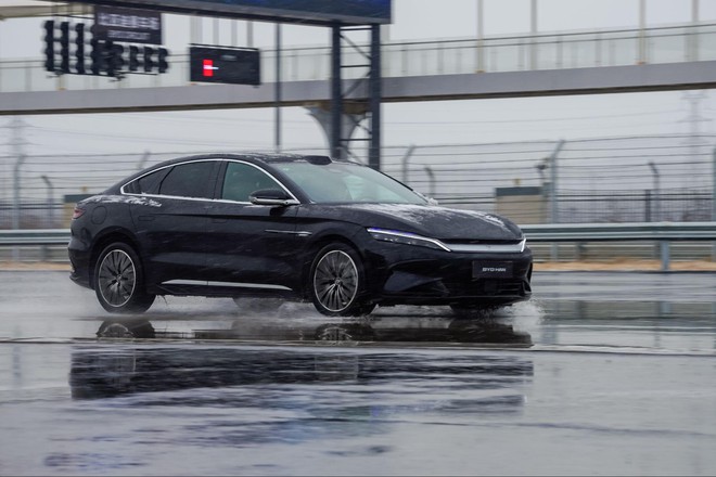 Tôi sang Trung Quốc trải nghiệm đường đua khổng lồ phủ trong tuyết dày của BYD: Leo dốc cát, bơi trong nước, nghiêng 30 độ đều trong ‘1 nốt nhạc’- Ảnh 20.