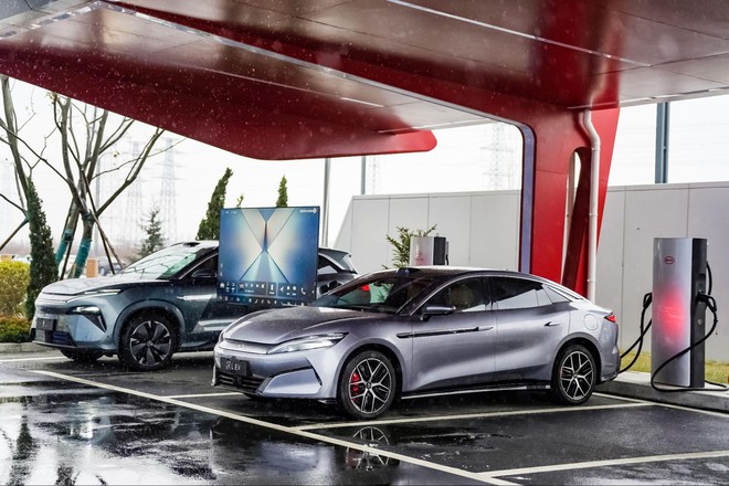 Tôi sang Trung Quốc trải nghiệm đường đua khổng lồ phủ trong tuyết dày của BYD: Leo dốc cát, bơi trong nước, nghiêng 30 độ đều trong ‘1 nốt nhạc’- Ảnh 13.