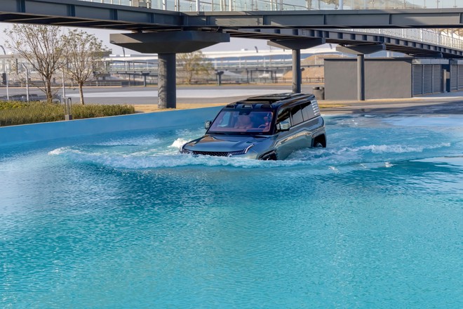 Tôi sang Trung Quốc trải nghiệm đường đua khổng lồ phủ trong tuyết dày của BYD: Leo dốc cát, bơi trong nước, nghiêng 30 độ đều trong ‘1 nốt nhạc’- Ảnh 3.