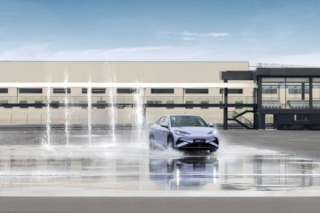 Tôi sang Trung Quốc trải nghiệm đường đua khổng lồ phủ trong tuyết dày của BYD: Leo dốc cát, bơi trong nước, nghiêng 30 độ đều trong ‘1 nốt nhạc’- Ảnh 4.