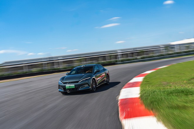 Tôi sang Trung Quốc trải nghiệm đường đua khổng lồ phủ trong tuyết dày của BYD: Leo dốc cát, bơi trong nước, nghiêng 30 độ đều trong ‘1 nốt nhạc’- Ảnh 6.