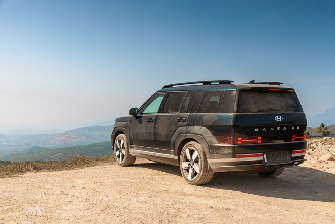 Bỏ 1,5 tỷ mua Hyundai Santa Fe Hybrid và những điều cần biết: Bớt bồng bềnh nhưng đừng kỳ vọng quá nhiều về tiết kiệm nhiên liệu- Ảnh 18. Bỏ 1,5 tỷ mua Hyundai Santa Fe Hybrid và những điều cần biết: Bớt bồng bềnh nhưng đừng kỳ vọng quá nhiều về tiết kiệm nhiên liệu- Ảnh 18.