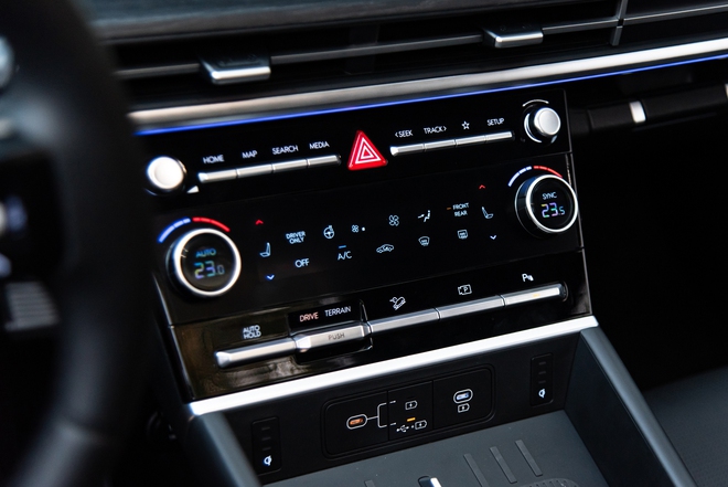 Bỏ 1,5 tỷ mua Hyundai Santa Fe Hybrid và những điều cần biết: Bớt bồng bềnh nhưng đừng kỳ vọng quá nhiều về tiết kiệm nhiên liệu- Ảnh 32. Bỏ 1,5 tỷ mua Hyundai Santa Fe Hybrid và những điều cần biết: Bớt bồng bềnh nhưng đừng kỳ vọng quá nhiều về tiết kiệm nhiên liệu- Ảnh 32.