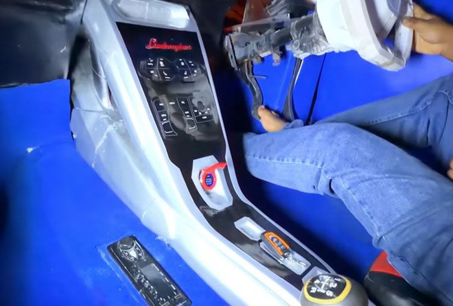 Th&ecirc;m một ch&agrave;ng trai trẻ d&agrave;nh hẳn 4 năm l&agrave;m xe m&ocirc; phỏng Lamborghini Huracan tỷ lệ như thật- Ảnh 5.